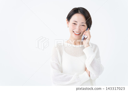一個與智能手機說話的女人 一個與智能手機說話的女人 143317023