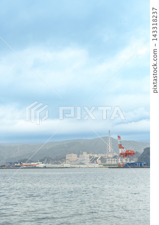 沙灘綿延，海浪輕柔地拍打著海岸，還能遠眺海港。 143318237