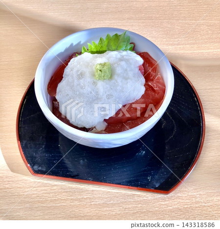 Maguro Yamakake Donburi（鮪魚和磨碎的山藥蓋飯） 143318586