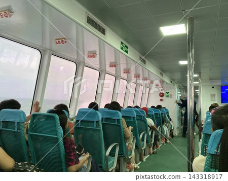 從渡輪船艙看到的航海景色 從渡輪船艙看到的航海景色 143318917
