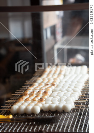 烤餃子 烤餃子 143319173