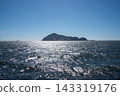 An island floating in the sea 143319176