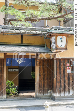 京都木屋町通,鳥八鴨川:在河邊露台上享用自大正時代就供應的雞肉火鍋。 京都木屋町通,鳥八鴨川:在河邊露台上享用自大正時代就供應的雞肉火鍋。 143319301