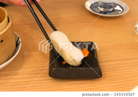 在休閒壽司居酒屋吃魷魚 在休閒壽司居酒屋吃魷魚 143319387