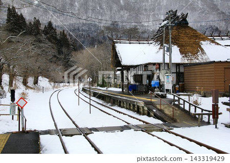 Snowy landscape of Minami-Aizu: Aizu Railway [Yunokami Onsen Station] 143319429