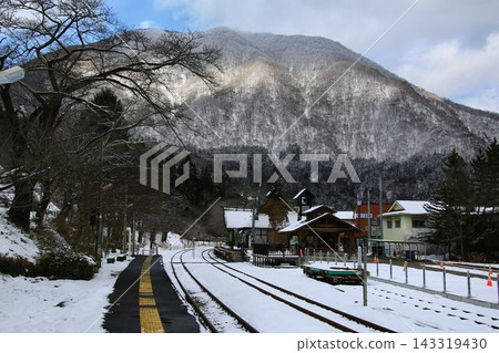 Snowy landscape of Minami-Aizu: Aizu Railway [Yunokami Onsen Station] 143319430
