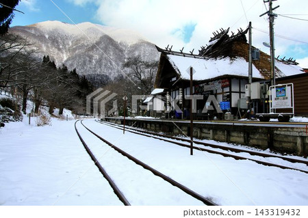 Snowy landscape of Minami-Aizu: Aizu Railway [Yunokami Onsen Station] 143319432