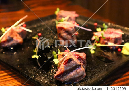 在一家割烹煮肉餐廳吃牛排 在一家割烹煮肉餐廳吃牛排 143319509