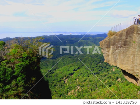 窺視地獄的岩石(千葉縣鋸南町鋸山日本寺) 窺視地獄的岩石(千葉縣鋸南町鋸山日本寺) 143319750