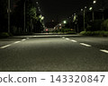 夜晚，三線道公路在路燈的照耀下，道路兩旁一片靜謐，景色頗具縱深感。 143320847
