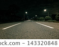 夜晚，三線道公路在路燈的照耀下，道路兩旁一片靜謐，景色頗具縱深感。 143320848