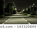 夜晚，三線道公路在路燈的照耀下，道路兩旁一片靜謐，景色頗具縱深感。 143320849