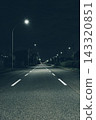 夜晚，三線道公路在路燈的照耀下，道路兩旁一片靜謐，景色頗具縱深感。 143320851