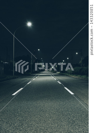 夜晚,三線道公路在路燈的照耀下,道路兩旁一片靜謐,景色頗具縱深感。 夜晚,三線道公路在路燈的照耀下,道路兩旁一片靜謐,景色頗具縱深感。 143320851