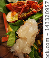 奢華海鮮菜餚，包括龍蝦刺身。 143320957