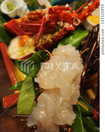 新鮮龍蝦刺身和奢華海鮮料理。 新鮮龍蝦刺身和奢華海鮮料理。 143320959