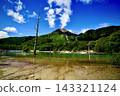 The magnificent view of the dead trees standing in Taisho Pond, reflected in the clear water against the blue sky, and the majestic Mt. Yake. 143321124