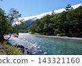 The clear waters of the Azusa River sparkling in the sunlight, the waterfall-like clouds spreading across the mountainside—the refreshing scenery of Kamikochi. 143321160