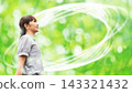 一位女子被新鮮的綠植環繞（合成圖像） 143321432