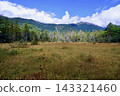 The autumn foliage of the grasses in Kamikochi's Tashiro Marsh and the mountain range against the blue sky evoke the feeling of autumn's arrival. 143321460
