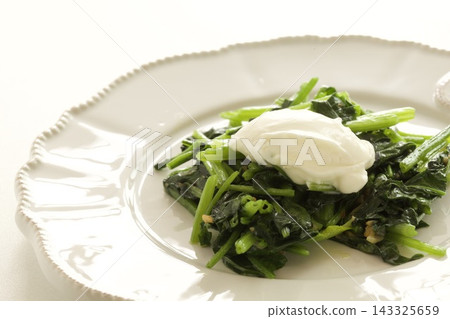 菠菜沙拉佐酸奶油 143325659