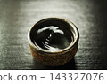 The ripples of sake spreading in the sake cup 143327076