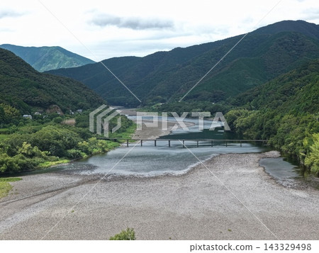 空拍照片,展現了高知縣四萬十市的四萬十川和橋樑。 空拍照片,展現了高知縣四萬十市的四萬十川和橋樑。 143329498