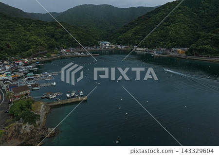 愛媛縣宇和島市漁港和海灣的空拍照片。 愛媛縣宇和島市漁港和海灣的空拍照片。 143329604