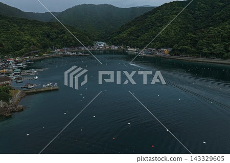 空拍照片捕捉了愛媛縣宇和島市的珍珠養殖筏和漁港。 空拍照片捕捉了愛媛縣宇和島市的珍珠養殖筏和漁港。 143329605