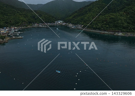 愛媛縣宇和島市漁港和海灣的空拍照片。 愛媛縣宇和島市漁港和海灣的空拍照片。 143329606