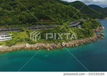 空拍照片,展現了愛媛郡愛南町的海岸線和珊瑚礁。 空拍照片,展現了愛媛郡愛南町的海岸線和珊瑚礁。 143330164