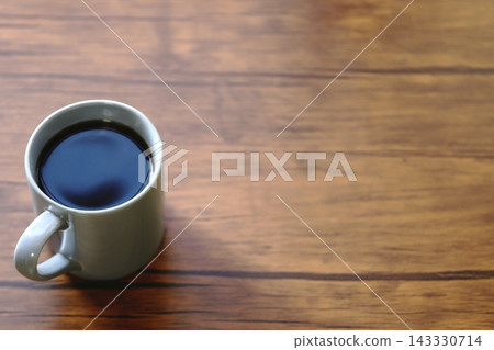 木桌上的咖啡和充足的文字空間 木桌上的咖啡和充足的文字空間 143330714