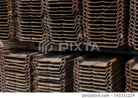 成堆的鷹架板和建築用鋼材;建築工地的材料管理。 成堆的鷹架板和建築用鋼材;建築工地的材料管理。 143331224