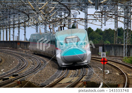 The Tohoku Shinkansen [E5 series] speeds through Nasushiobara Station... 143333748