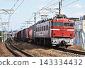 一輛電力機車和一列貨運列車正在鐵軌上行駛。 143334432