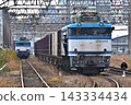 一輛電力機車和一列貨運列車正在鐵軌上行駛。 143334434