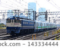 一輛電力機車和一列貨運列車正在鐵軌上行駛。 143334444