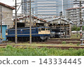 一輛電力機車和一列貨運列車正在鐵軌上行駛。 143334445