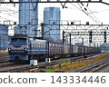 一輛電力機車和一列貨運列車正在鐵軌上行駛。 143334446