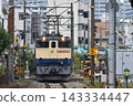 一輛電力機車和一列貨運列車正在鐵軌上行駛。 143334447