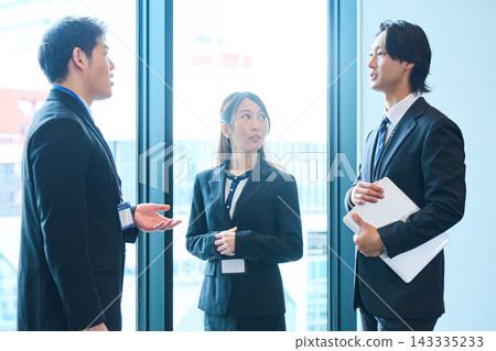 Business people chatting by the window 143335233
