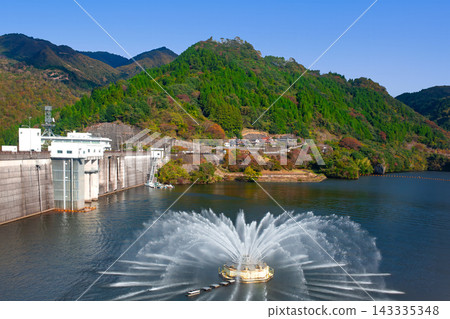 Yabakei Dam and autumn leaves Yabakei Dam and autumn leaves 143335348