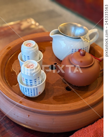 在九份的茶館體驗台灣茶。 在九份的茶館體驗台灣茶。 143335563