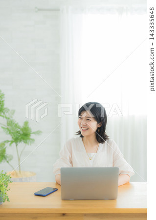 一個女人在客廳裡看電腦 一個女人在客廳裡看電腦 143335648