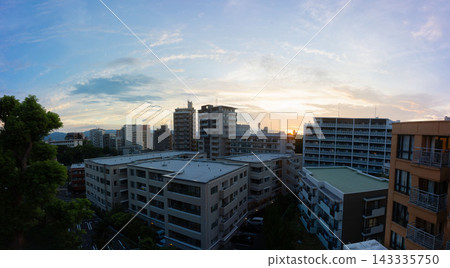 福岡市六本松住宅區的全景，沐浴在美麗的日落天空漸層中。 143335750