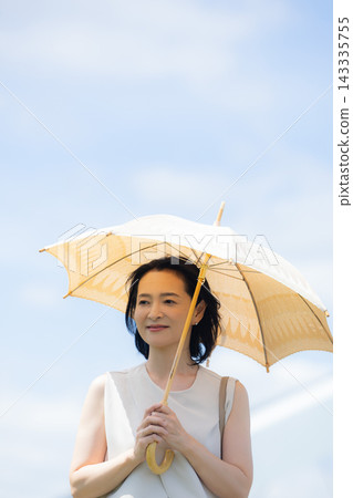 一位撐著陽傘的女士正在行走 一位撐著陽傘的女士正在行走 143335755