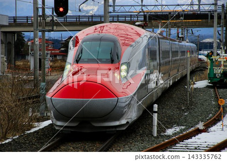 Traveling along the single-track Akita Line... [E6 series 'Komachi'] at Ogama Station 143335762