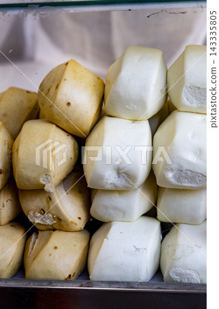平民美食:玻璃展示櫃裡陳列著熱白砂糖和黑砂糖 平民美食:玻璃展示櫃裡陳列著熱白砂糖和黑砂糖 143335805