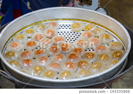 傳統風味:夜市蒸籠內剛出爐、外皮 Q 彈半透明且內餡飽滿的傳統肉圓 傳統風味:夜市蒸籠內剛出爐、外皮 Q 彈半透明且內餡飽滿的傳統肉圓 143335808