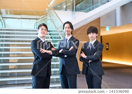三位男性商務人士並肩站著,雙手交叉放在胸前,帶著微笑。 三位男性商務人士並肩站著,雙手交叉放在胸前,帶著微笑。 143336090